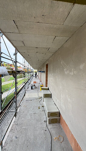Baufortschritt Deggendorf Metten – Deckendämmung im Außenbereich mit vorbereiteten Dämmplatten und Baustellenlogistik